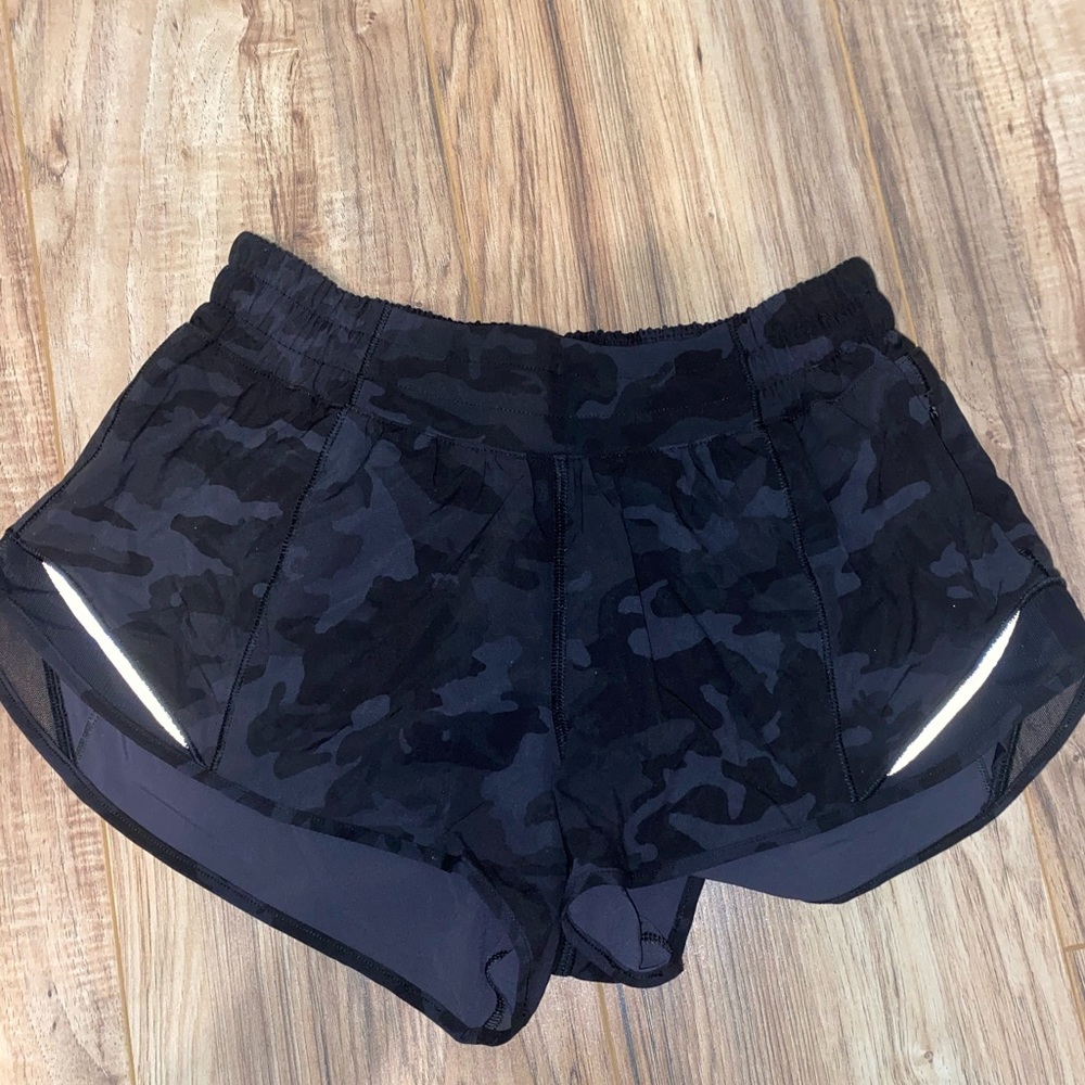 Lululemon Hotty Hot Shorts 2.5’’